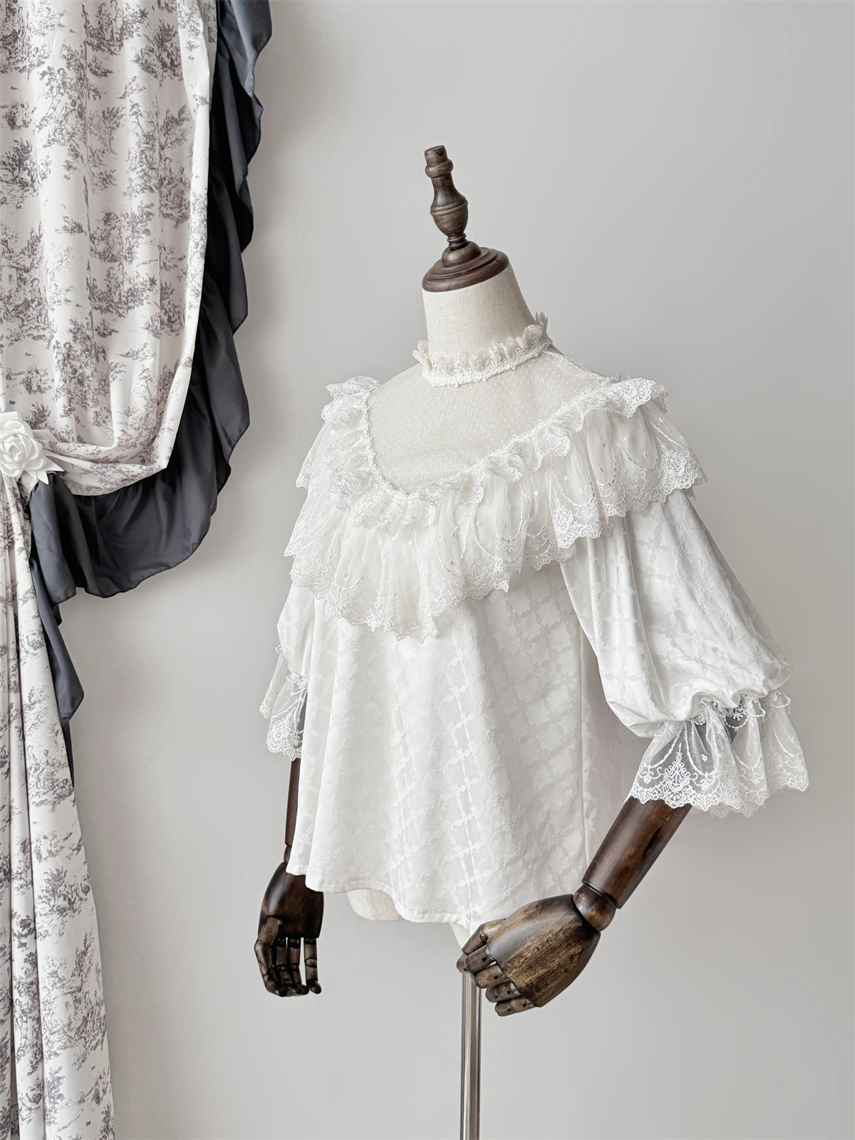Muppet Mind Ben~Dream Awaken~Elegant Lolita Shirt with Tulle V-line Neckline